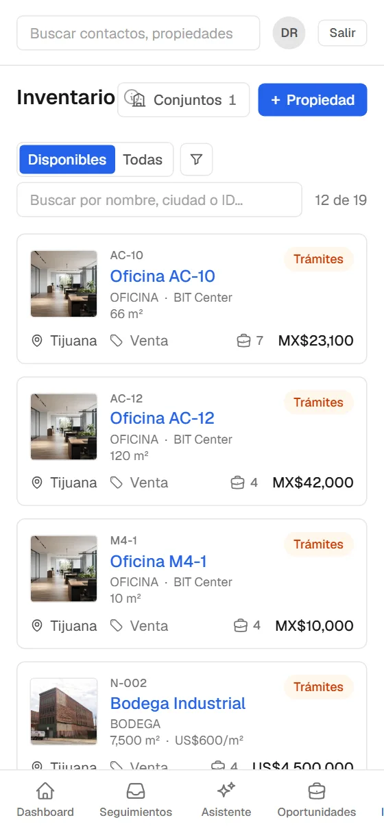 Inventario de propiedades de ZaduCRM en un teléfono, en tarjetas apiladas con la foto de portada