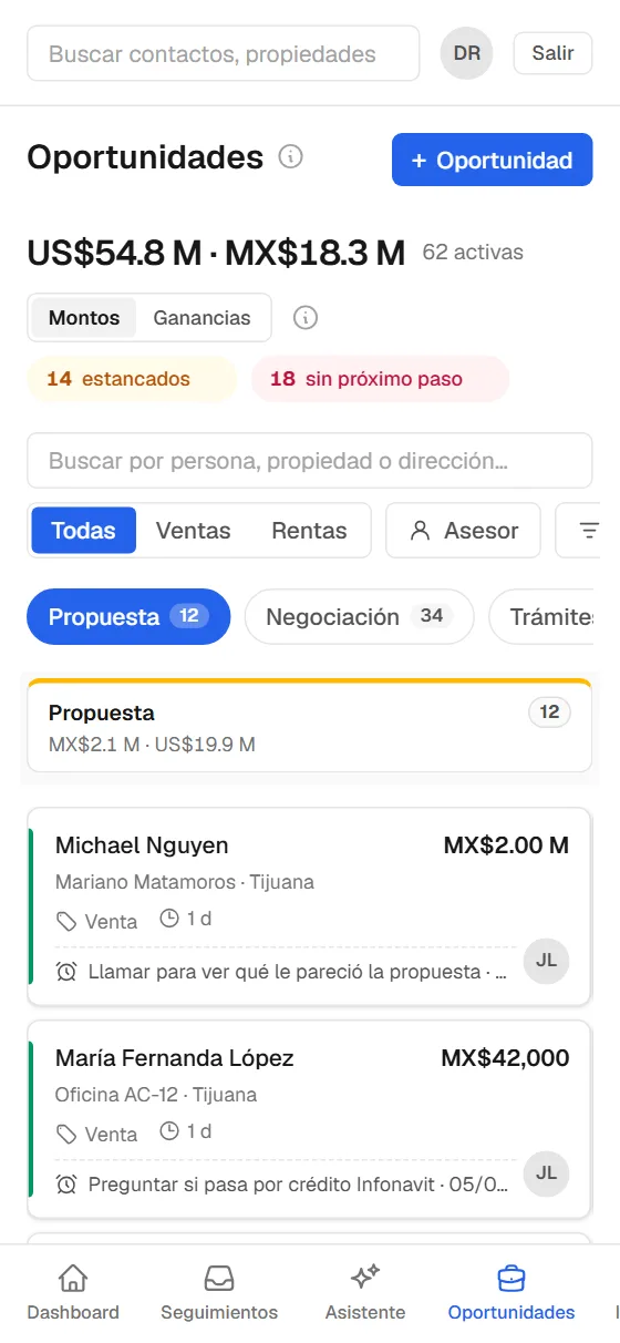 Pipeline de ZaduCRM en un teléfono: etapas en fichas, una a la vez, y barra de navegación inferior