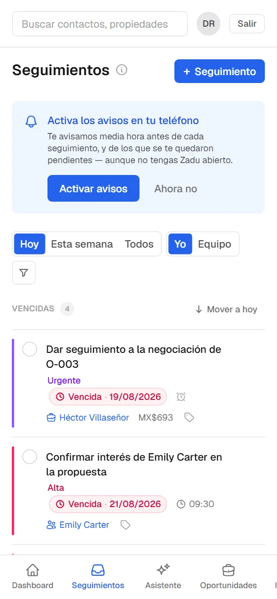 Bandeja de seguimientos de ZaduCRM en un teléfono, con los pendientes del día